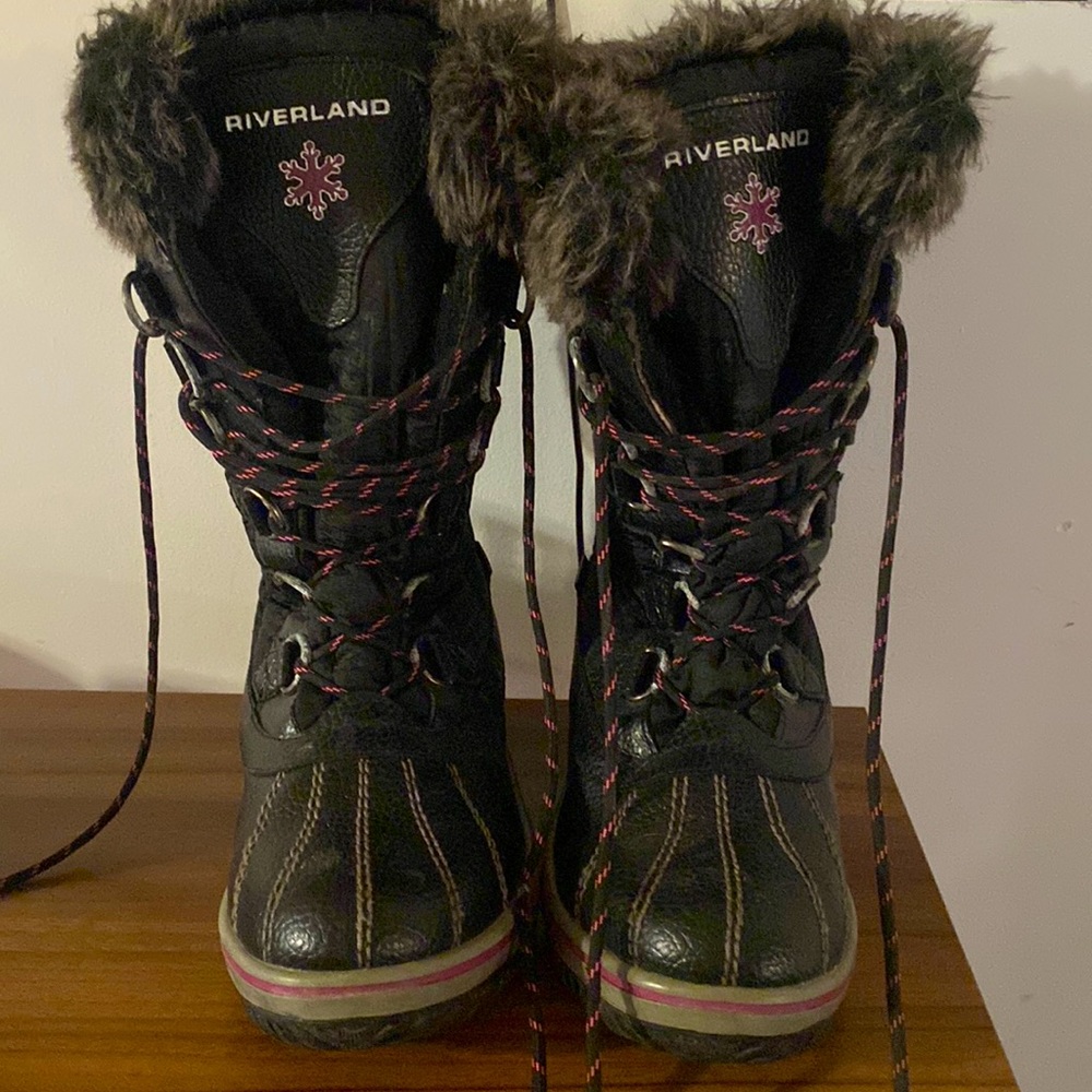 Winter boots size 9 in goos condition. Almost never worn.